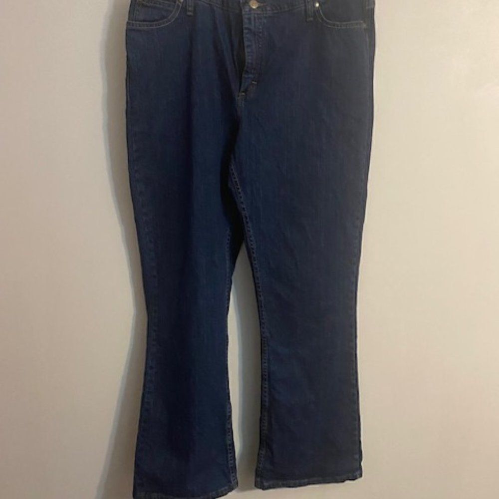 Wrangler Classic "sits below waist" bootcut jeans, size 18/32
